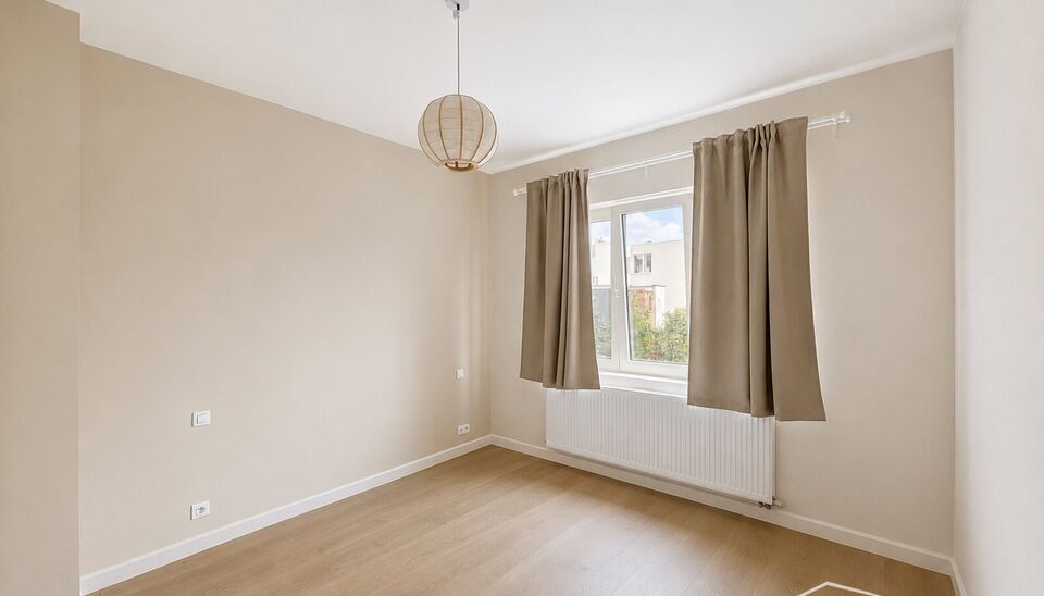Charmant gerenoveerde woning met 3 slaapkamers en zonnige tuin, gelegen op wandelafstand van station Antwerpen-Berchem. Dankzij de ligging in een doodlopende straat geniet u hier van optimale rust en privacy. Bovendien bevindt zich aan het begin van de st