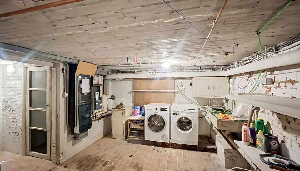 Charmant gerenoveerde woning met 3 slaapkamers en zonnige tuin, gelegen op wandelafstand van station Antwerpen-Berchem. Dankzij de ligging in een doodlopende straat geniet u hier van optimale rust en privacy. Bovendien bevindt zich aan het begin van de st