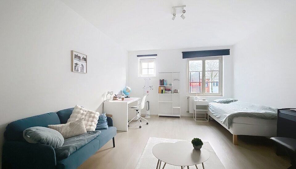 Deze stijlvolle woning uit 2011 bevindt zich op wandelafstand van zowel het ziekenhuis Klina als het centrum van Brasschaat.
Bij binnenkomst treft u een ruime inkomhal. De leefkeuken van ongeveer 29m&sup2; op tegelvloer is volledig uitgerust met een koelkast,