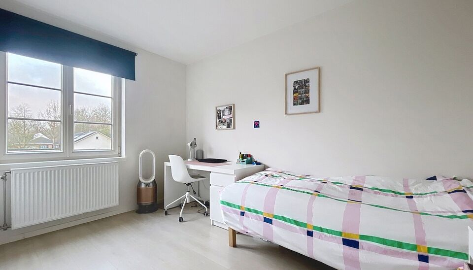 Deze stijlvolle woning uit 2011 bevindt zich op wandelafstand van zowel het ziekenhuis Klina als het centrum van Brasschaat.
Bij binnenkomst treft u een ruime inkomhal. De leefkeuken van ongeveer 29m&sup2; op tegelvloer is volledig uitgerust met een koelkast,