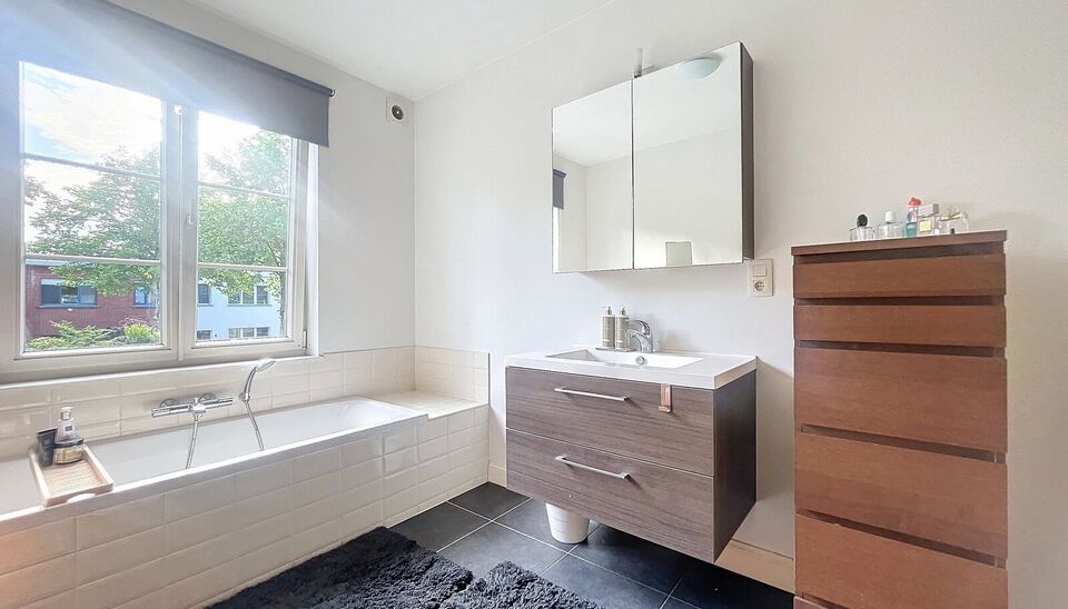 Deze stijlvolle woning uit 2011 bevindt zich op wandelafstand van zowel het ziekenhuis Klina als het centrum van Brasschaat.
Bij binnenkomst treft u een ruime inkomhal. De leefkeuken van ongeveer 29m&sup2; op tegelvloer is volledig uitgerust met een koelkast,