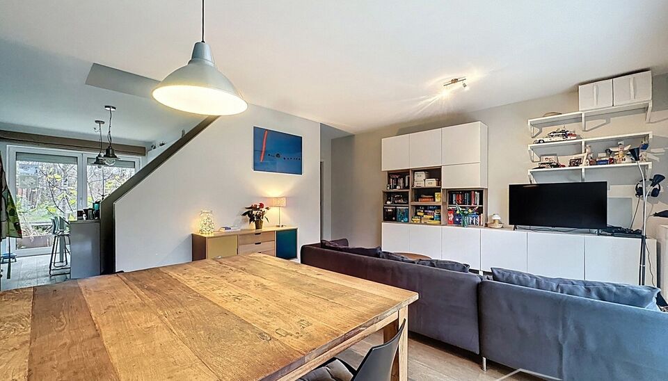 Deze moderne en energiezuinige halfopen bebouwing biedt alle comfort voor een groot gezin of wie houdt van ruimte. De woning beschikt over 5 slaapkamers, een zonnige tuin en een praktische indeling met kwalitatieve afwerking.
Bij binnenkomst betreed je de