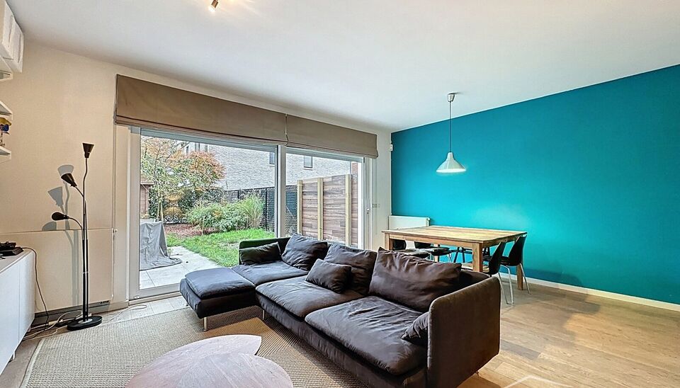 Deze moderne en energiezuinige halfopen bebouwing biedt alle comfort voor een groot gezin of wie houdt van ruimte. De woning beschikt over 5 slaapkamers, een zonnige tuin en een praktische indeling met kwalitatieve afwerking.
Bij binnenkomst betreed je de