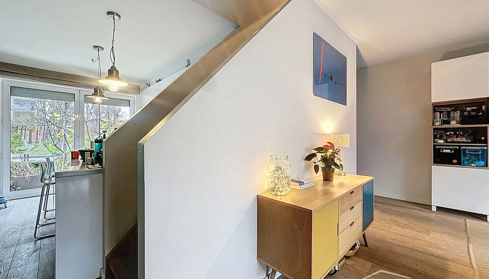 Deze moderne en energiezuinige halfopen bebouwing biedt alle comfort voor een groot gezin of wie houdt van ruimte. De woning beschikt over 5 slaapkamers, een zonnige tuin en een praktische indeling met kwalitatieve afwerking.
Bij binnenkomst betreed je de