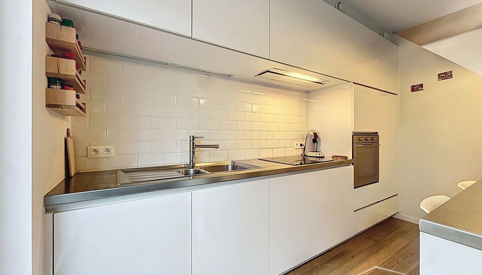 Deze moderne en energiezuinige halfopen bebouwing biedt alle comfort voor een groot gezin of wie houdt van ruimte. De woning beschikt over 5 slaapkamers, een zonnige tuin en een praktische indeling met kwalitatieve afwerking.
Bij binnenkomst betreed je de