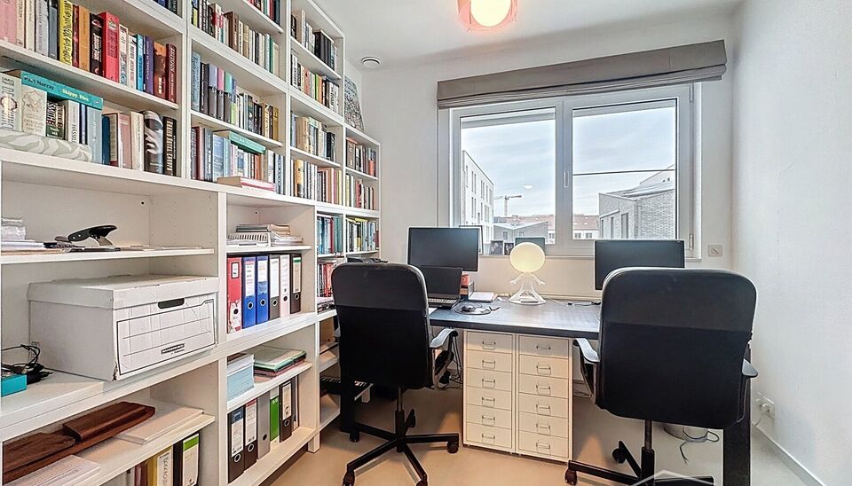 Deze moderne en energiezuinige halfopen bebouwing biedt alle comfort voor een groot gezin of wie houdt van ruimte. De woning beschikt over 5 slaapkamers, een zonnige tuin en een praktische indeling met kwalitatieve afwerking.
Bij binnenkomst betreed je de