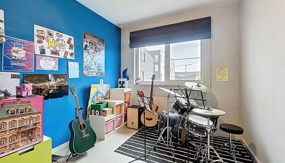 Deze moderne en energiezuinige halfopen bebouwing biedt alle comfort voor een groot gezin of wie houdt van ruimte. De woning beschikt over 5 slaapkamers, een zonnige tuin en een praktische indeling met kwalitatieve afwerking.
Bij binnenkomst betreed je de