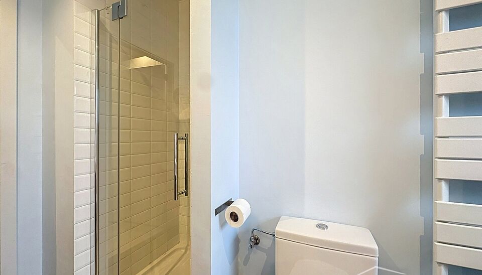 Deze moderne en energiezuinige halfopen bebouwing biedt alle comfort voor een groot gezin of wie houdt van ruimte. De woning beschikt over 5 slaapkamers, een zonnige tuin en een praktische indeling met kwalitatieve afwerking.
Bij binnenkomst betreed je de