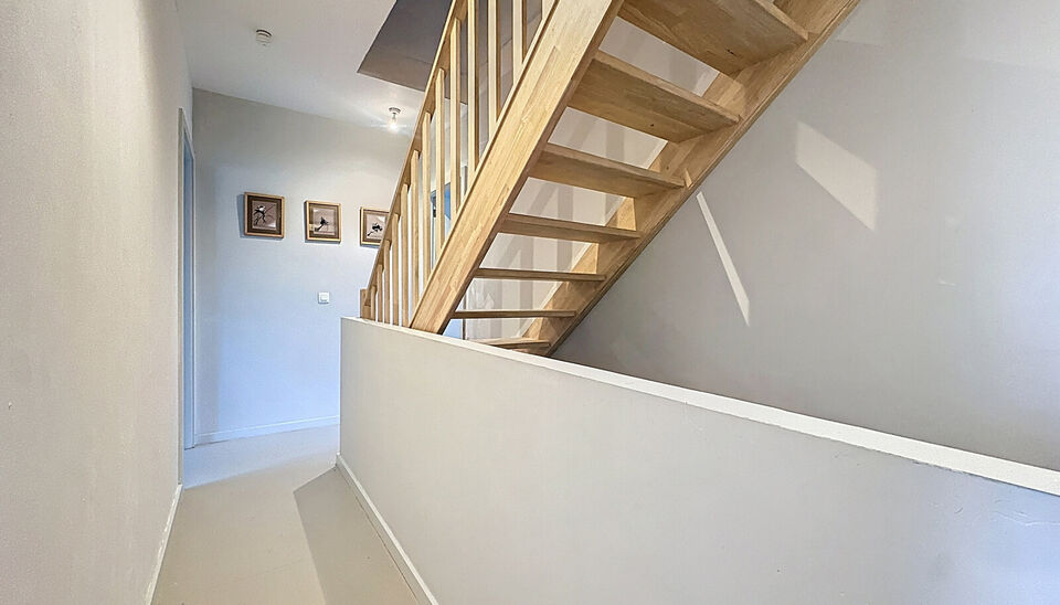 Deze moderne en energiezuinige halfopen bebouwing maakt deel uit van &eacute;&eacute;n van de eerste woonprojecten in de gegeerde wijk Regatta. Wat deze woning extra bijzonder maakt, is haar halfopen karakter &eacute;n de vrije ligging aan de achterzijde, waar geen woning 