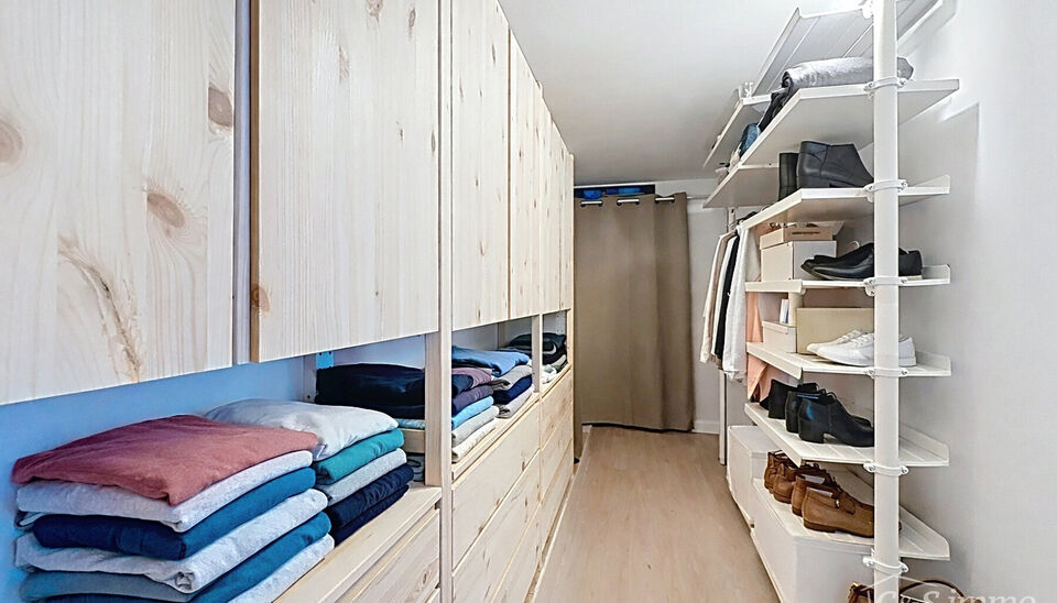 Deze moderne en energiezuinige halfopen bebouwing maakt deel uit van &eacute;&eacute;n van de eerste woonprojecten in de gegeerde wijk Regatta. Wat deze woning extra bijzonder maakt, is haar halfopen karakter &eacute;n de vrije ligging aan de achterzijde, waar geen woning 