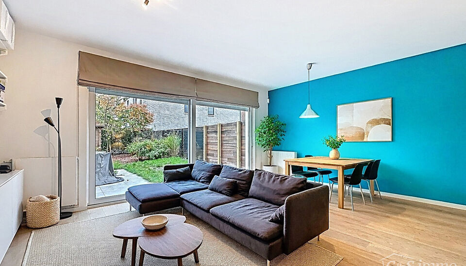 Deze moderne en energiezuinige halfopen bebouwing maakt deel uit van &eacute;&eacute;n van de eerste woonprojecten in de gegeerde wijk Regatta. Wat deze woning extra bijzonder maakt, is haar halfopen karakter &eacute;n de vrije ligging aan de achterzijde, waar geen woning 