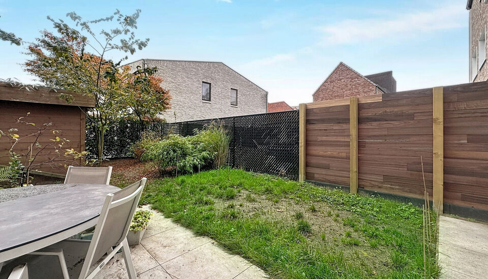 Deze moderne en energiezuinige halfopen bebouwing maakt deel uit van &eacute;&eacute;n van de eerste woonprojecten in de gegeerde wijk Regatta. Wat deze woning extra bijzonder maakt, is haar halfopen karakter &eacute;n de vrije ligging aan de achterzijde, waar geen woning 