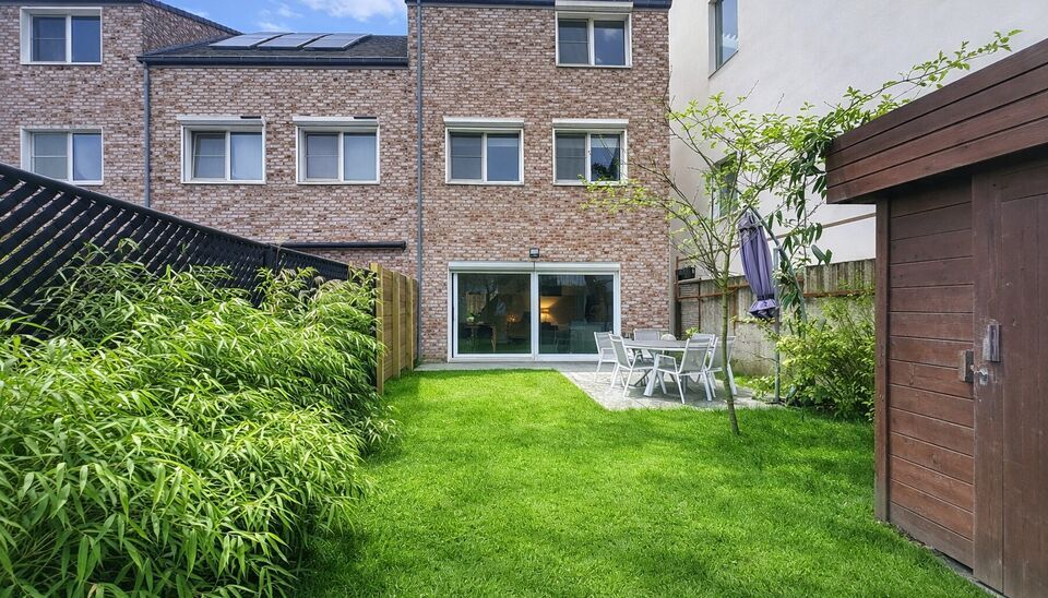 Deze moderne en energiezuinige halfopen bebouwing maakt deel uit van &eacute;&eacute;n van de eerste woonprojecten in de gegeerde wijk Regatta. Wat deze woning extra bijzonder maakt, is haar halfopen karakter &eacute;n de vrije ligging aan de achterzijde, waar geen woning 