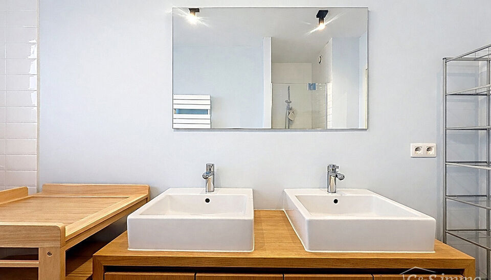 Deze moderne en energiezuinige halfopen bebouwing maakt deel uit van &eacute;&eacute;n van de eerste woonprojecten in de gegeerde wijk Regatta. Wat deze woning extra bijzonder maakt, is haar halfopen karakter &eacute;n de vrije ligging aan de achterzijde, waar geen woning 