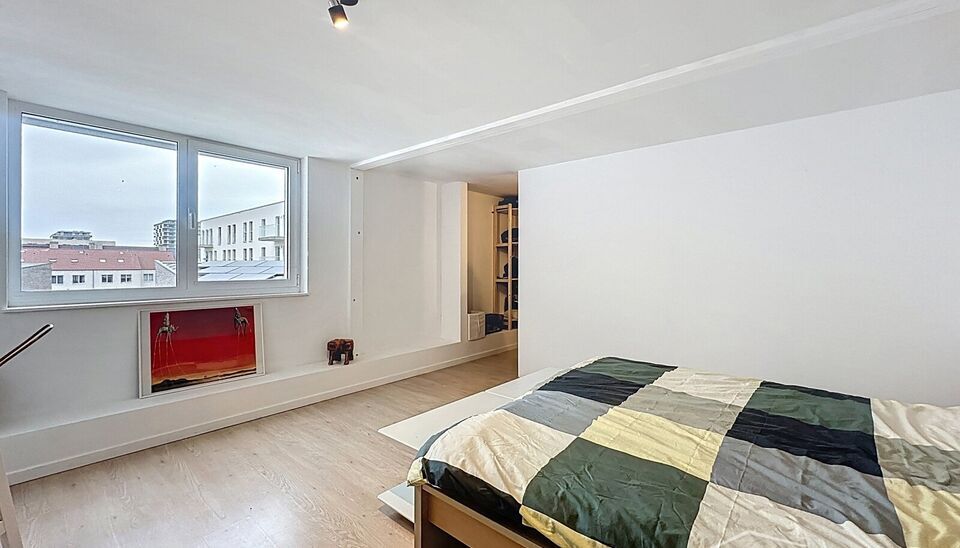 Deze moderne en energiezuinige halfopen bebouwing maakt deel uit van &eacute;&eacute;n van de eerste woonprojecten in de gegeerde wijk Regatta. Wat deze woning extra bijzonder maakt, is haar halfopen karakter &eacute;n de vrije ligging aan de achterzijde, waar geen woning 