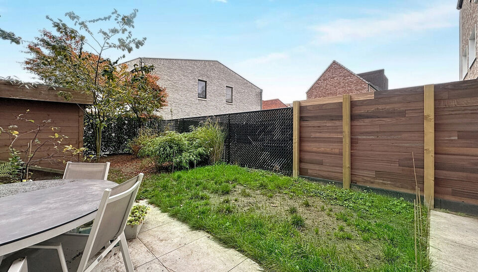 Deze moderne en energiezuinige halfopen bebouwing maakt deel uit van &eacute;&eacute;n van de eerste woonprojecten in de gegeerde wijk Regatta. Wat deze woning extra bijzonder maakt, is haar halfopen karakter &eacute;n de vrije ligging aan de achterzijde, waar geen woning 