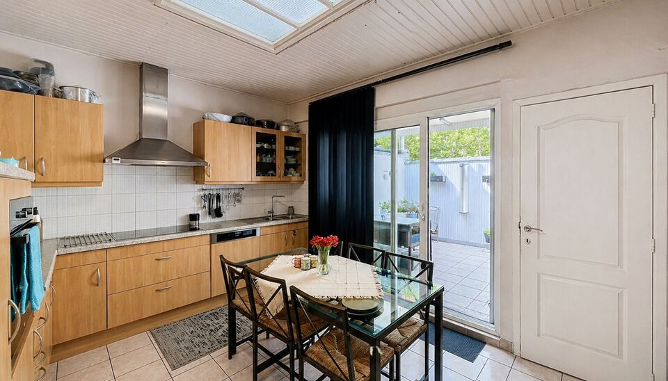 Woning met 4 slaapkamers en terras in de Brederodebuurt. U betreedt het pand via de inkomhal met voldoende ruimte voor een vestiaire. Aan de voorzijde bevindt zich de lichtrijke woonkamer (ca.25 m&sup2;) op tegelvloer. Aan de achterzijde bevindt zich de ruime