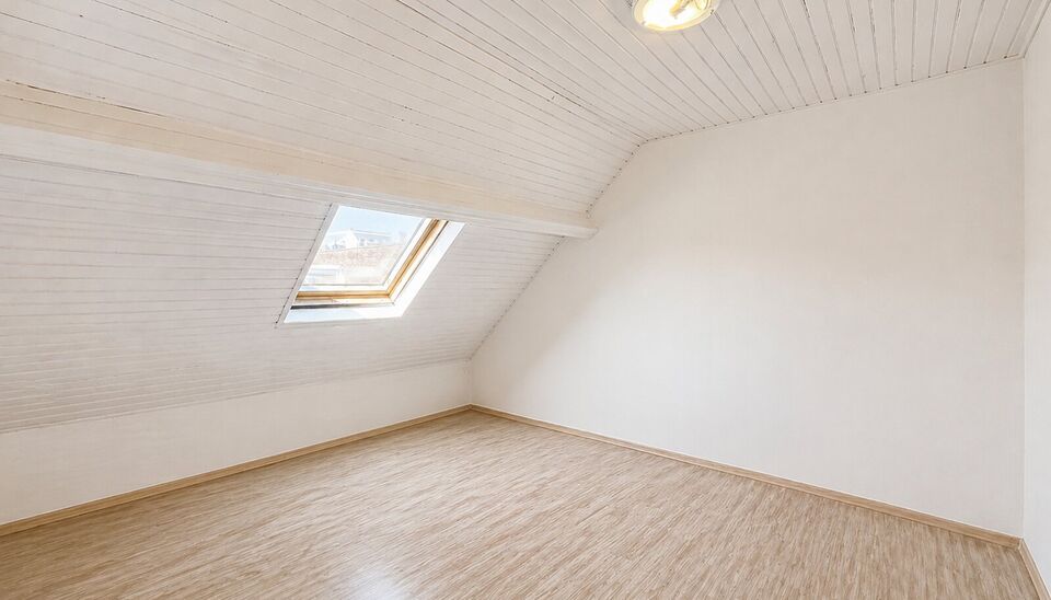 Woning met 4 slaapkamers en terras in de Brederodebuurt. U betreedt het pand via de inkomhal met voldoende ruimte voor een vestiaire. Aan de voorzijde bevindt zich de lichtrijke woonkamer (ca.25 m&sup2;) op tegelvloer. Aan de achterzijde bevindt zich de ruime