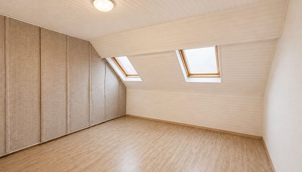 Woning met 4 slaapkamers en terras in de Brederodebuurt. U betreedt het pand via de inkomhal met voldoende ruimte voor een vestiaire. Aan de voorzijde bevindt zich de lichtrijke woonkamer (ca.25 m&sup2;) op tegelvloer. Aan de achterzijde bevindt zich de ruime