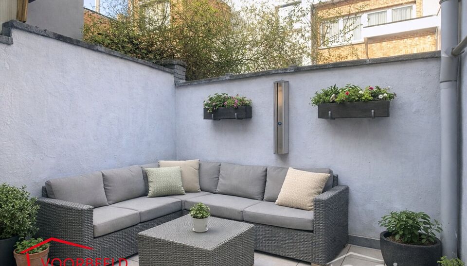 Woning met 4 slaapkamers en terras in de Brederodebuurt. U betreedt het pand via de inkomhal met voldoende ruimte voor een vestiaire. Aan de voorzijde bevindt zich de lichtrijke woonkamer (ca.25 m&sup2;) op tegelvloer. Aan de achterzijde bevindt zich de ruime