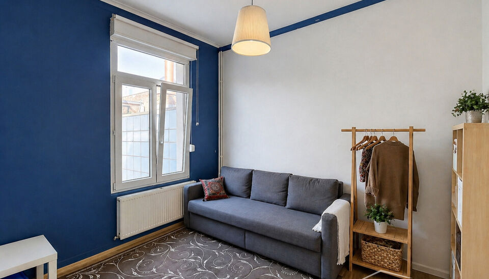 Woning met 4 slaapkamers en terras in de Brederodebuurt. U betreedt het pand via de inkomhal met voldoende ruimte voor een vestiaire. Aan de voorzijde bevindt zich de lichtrijke woonkamer (ca.25 m&sup2;) op tegelvloer. Aan de achterzijde bevindt zich de ruime