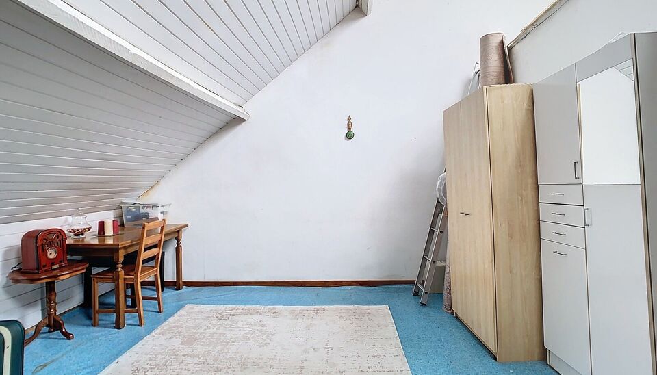 AANKOOP AAN 2% MOGELIJK
Op een boogscheut van het centrum van Antwerpen, hippe winkels, uitvalswegen & parken zoals Het Hof Van Leysen.️
De laatste veranderingen in de woning dateren van 2020 waarbij de ramen en stookolietank aangepakt werden. ️&zwj;
De