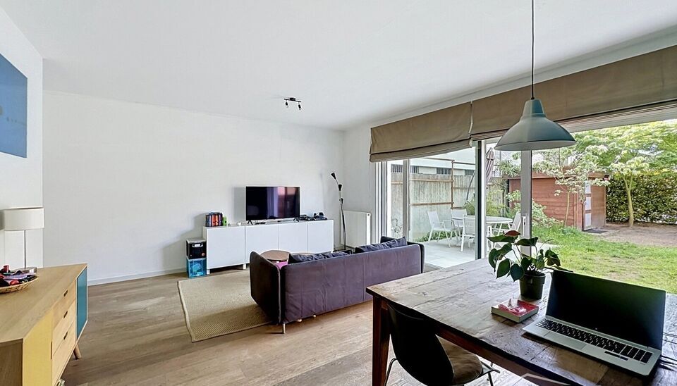Deze moderne en energiezuinige halfopen bebouwing maakt deel uit van &eacute;&eacute;n van de eerste woonprojecten in de gegeerde wijk Regatta. Wat deze woning extra bijzonder maakt, is haar halfopen karakter &eacute;n de vrije ligging aan de achterzijde, waar geen woning 