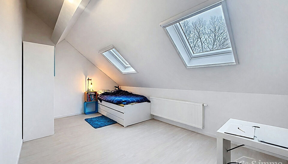 Deze moderne en energiezuinige halfopen bebouwing maakt deel uit van &eacute;&eacute;n van de eerste woonprojecten in de gegeerde wijk Regatta. Wat deze woning extra bijzonder maakt, is haar halfopen karakter &eacute;n de vrije ligging aan de achterzijde, waar geen woning 
