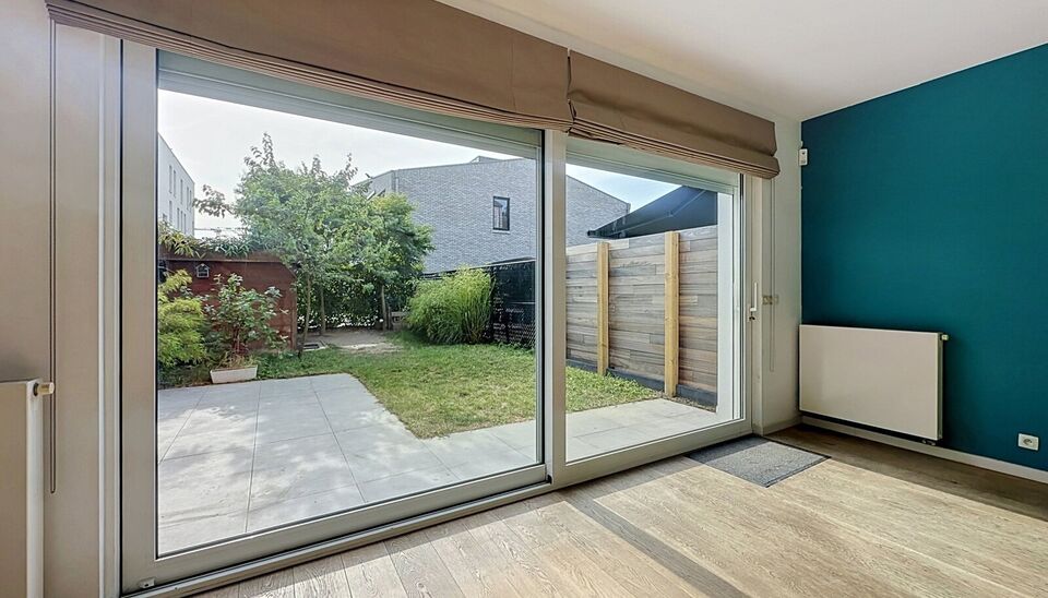 Deze moderne en energiezuinige halfopen bebouwing maakt deel uit van &eacute;&eacute;n van de eerste woonprojecten in de gegeerde wijk Regatta. Wat deze woning extra bijzonder maakt, is haar halfopen karakter &eacute;n de vrije ligging aan de achterzijde, waar geen woning 