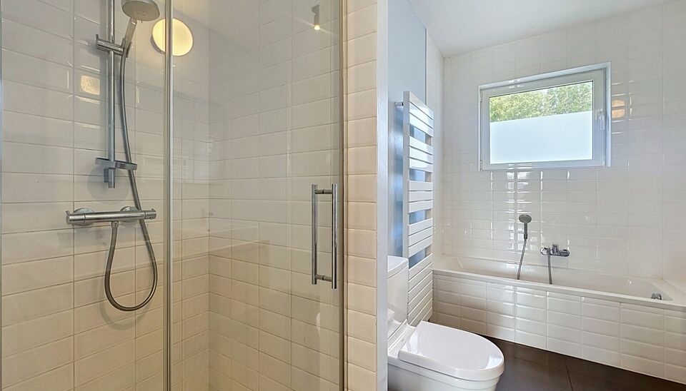 Deze moderne en energiezuinige halfopen bebouwing maakt deel uit van &eacute;&eacute;n van de eerste woonprojecten in de gegeerde wijk Regatta. Wat deze woning extra bijzonder maakt, is haar halfopen karakter &eacute;n de vrije ligging aan de achterzijde, waar geen woning 