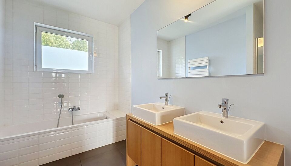 Deze moderne en energiezuinige halfopen bebouwing maakt deel uit van &eacute;&eacute;n van de eerste woonprojecten in de gegeerde wijk Regatta. Wat deze woning extra bijzonder maakt, is haar halfopen karakter &eacute;n de vrije ligging aan de achterzijde, waar geen woning 