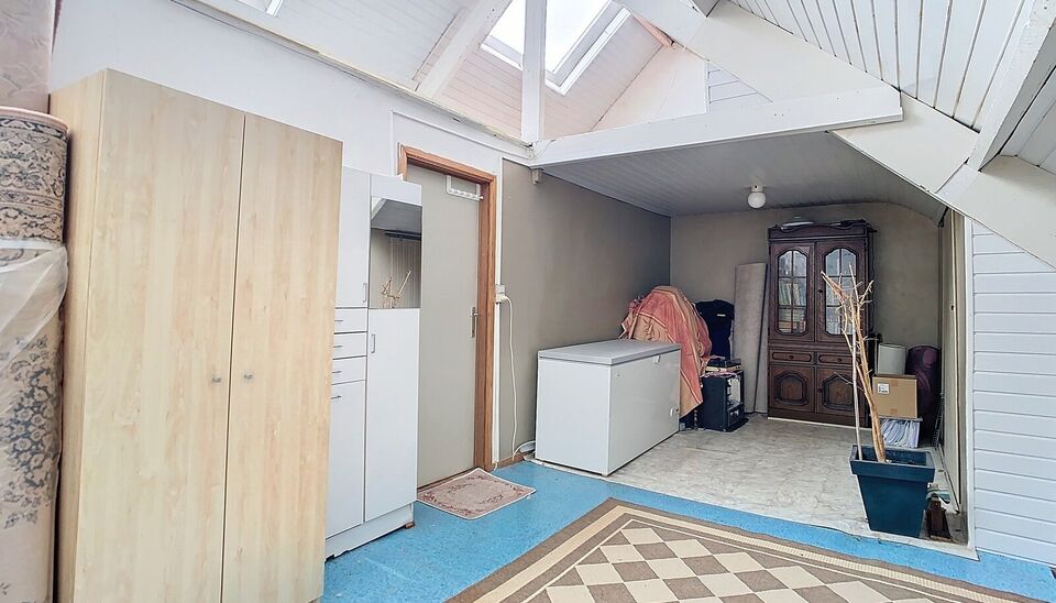 AANKOOP AAN 2% MOGELIJK
Op een boogscheut van het centrum van Antwerpen, hippe winkels, uitvalswegen & parken zoals Het Hof Van Leysen.️
De laatste veranderingen in de woning dateren van 2020 waarbij de ramen en stookolietank aangepakt werden. ️&zwj;
De