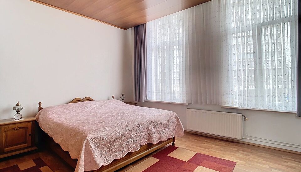 AANKOOP AAN 2% MOGELIJK
Op een boogscheut van het centrum van Antwerpen, hippe winkels, uitvalswegen & parken zoals Het Hof Van Leysen.️
De laatste veranderingen in de woning dateren van 2020 waarbij de ramen en stookolietank aangepakt werden. ️&zwj;
De