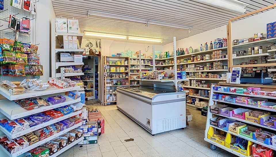 AANKOOP AAN 2% MOGELIJK
Op een boogscheut van het centrum van Antwerpen, hippe winkels, uitvalswegen & parken zoals Het Hof Van Leysen.️
De laatste veranderingen in de woning dateren van 2020 waarbij de ramen en stookolietank aangepakt werden. ️&zwj;
De