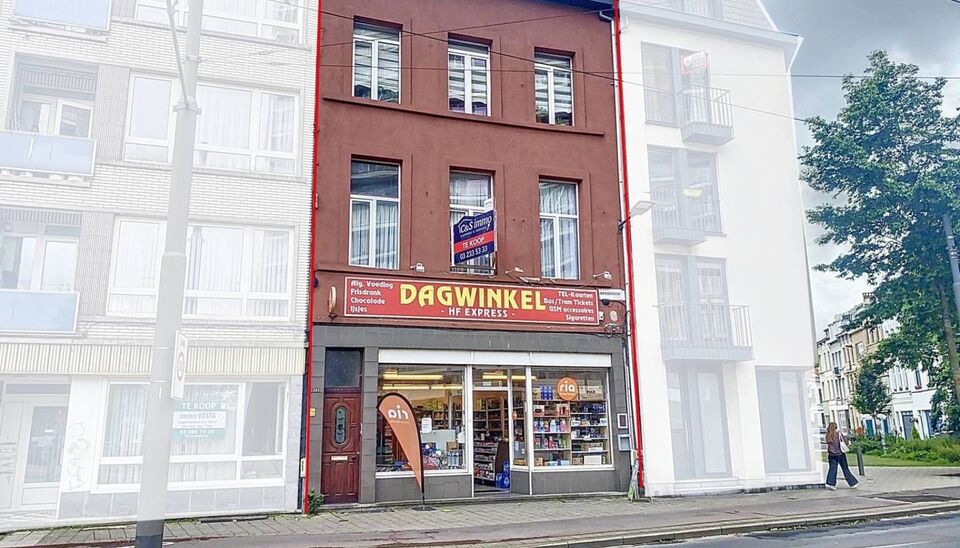 AANKOOP AAN 2% MOGELIJK
Op een boogscheut van het centrum van Antwerpen, hippe winkels, uitvalswegen & parken zoals Het Hof Van Leysen.️
De laatste veranderingen in de woning dateren van 2020 waarbij de ramen en stookolietank aangepakt werden. ️&zwj;
De