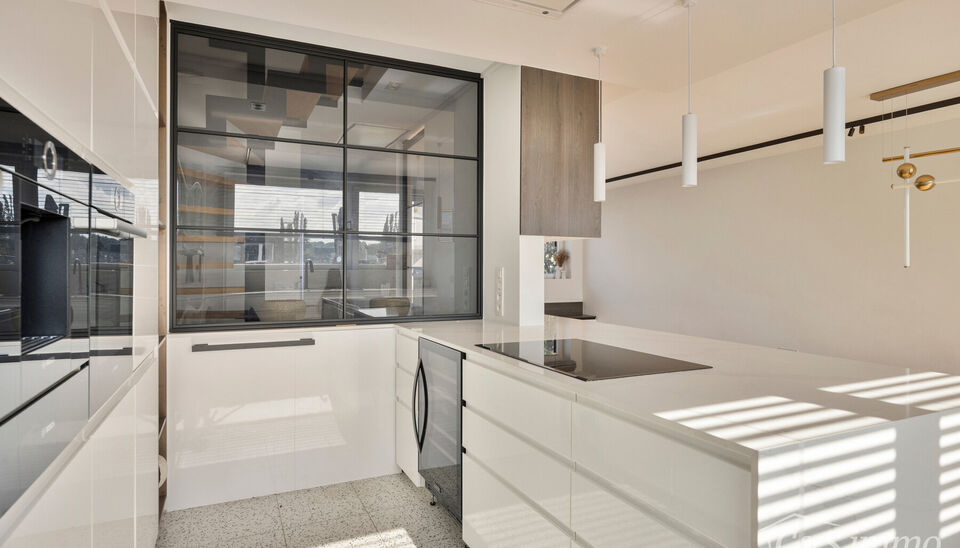 Ontdek deze stijlvolle en hoogwaardig afgewerkte woning (2018), gelegen in een rustige en groene woonwijk te Berendrecht. Deze prachtige woning combineert hedendaagse luxe, hoogwaardige materialen en een doordachte indeling met een uitzonderlijk wooncomfo