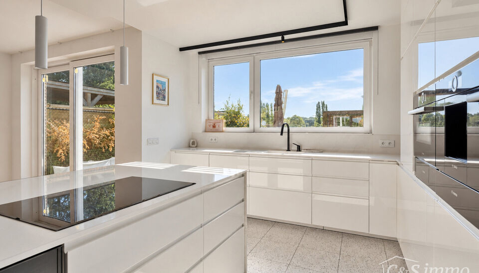 Ontdek deze stijlvolle en hoogwaardig afgewerkte woning (2018), gelegen in een rustige en groene woonwijk te Berendrecht. Deze prachtige woning combineert hedendaagse luxe, hoogwaardige materialen en een doordachte indeling met een uitzonderlijk wooncomfo
