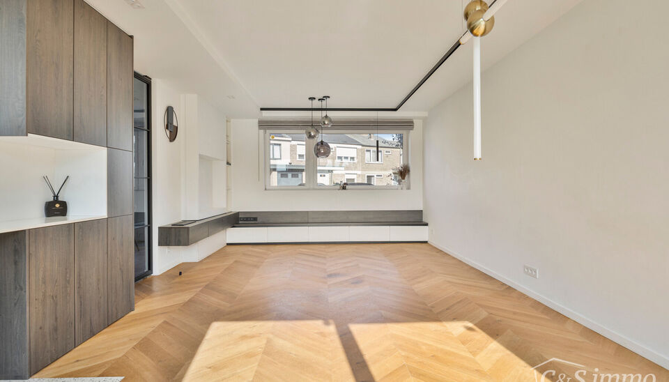 Ontdek deze stijlvolle en hoogwaardig afgewerkte woning (2018), gelegen in een rustige en groene woonwijk te Berendrecht. Deze prachtige woning combineert hedendaagse luxe, hoogwaardige materialen en een doordachte indeling met een uitzonderlijk wooncomfo