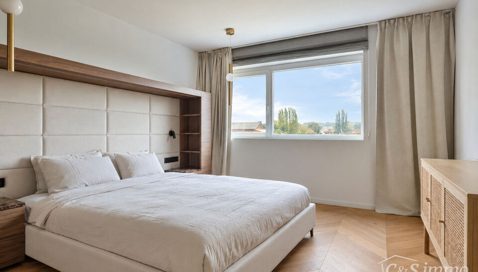 Ontdek deze stijlvolle en hoogwaardig afgewerkte woning (2018), gelegen in een rustige en groene woonwijk te Berendrecht. Deze prachtige woning combineert hedendaagse luxe, hoogwaardige materialen en een doordachte indeling met een uitzonderlijk wooncomfo