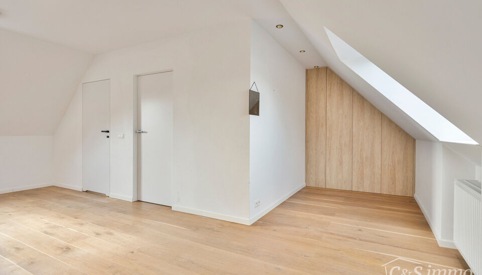 Ontdek deze stijlvolle en hoogwaardig afgewerkte woning (2018), gelegen in een rustige en groene woonwijk te Berendrecht. Deze prachtige woning combineert hedendaagse luxe, hoogwaardige materialen en een doordachte indeling met een uitzonderlijk wooncomfo