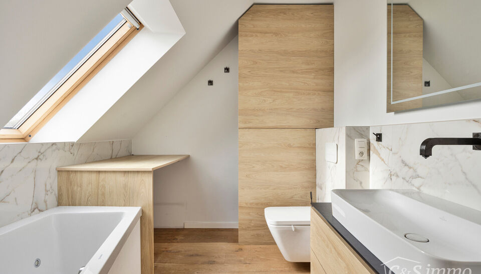 Ontdek deze stijlvolle en hoogwaardig afgewerkte woning (2018), gelegen in een rustige en groene woonwijk te Berendrecht. Deze prachtige woning combineert hedendaagse luxe, hoogwaardige materialen en een doordachte indeling met een uitzonderlijk wooncomfo
