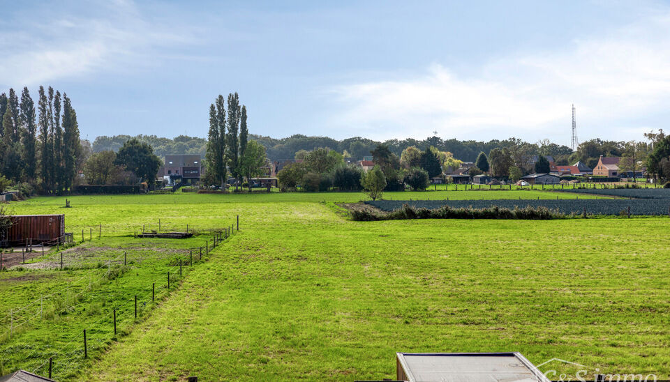 Ontdek deze stijlvolle en hoogwaardig afgewerkte woning (2018), gelegen in een rustige en groene woonwijk te Berendrecht. Deze prachtige woning combineert hedendaagse luxe, hoogwaardige materialen en een doordachte indeling met een uitzonderlijk wooncomfo