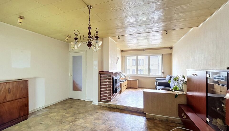 Te moderniseren charmante conforta-woning met 3 slaapkamers en tuin, gelegen aan de vernieuwde Lakborslei.
Via de inkomhal bereikt u de gezellige leefruimte met zitgedeelte en eetkamer. Aansluitend bevindt zich de gedeeltelijk ge&iuml;nstalleerde keuken, uitg