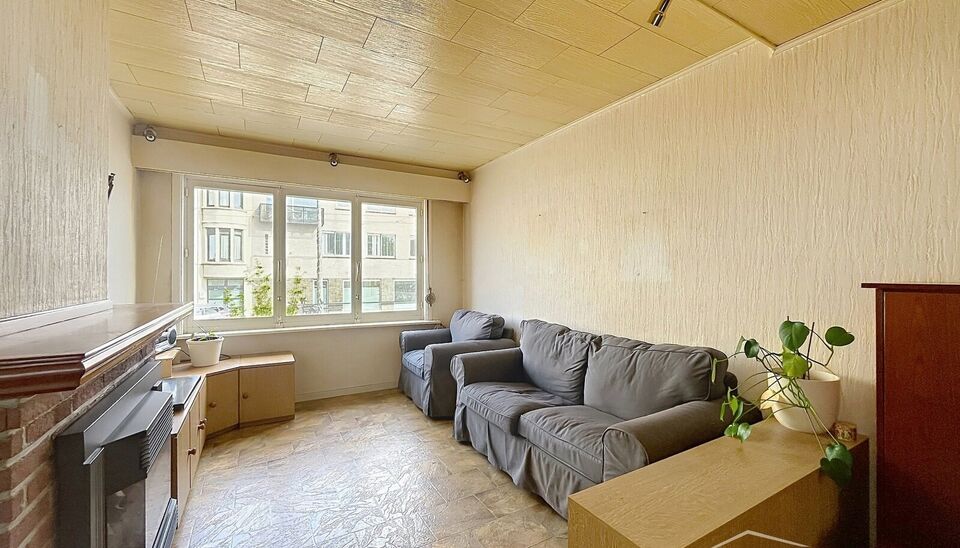Te moderniseren charmante conforta-woning met 3 slaapkamers en tuin, gelegen aan de vernieuwde Lakborslei.
Via de inkomhal bereikt u de gezellige leefruimte met zitgedeelte en eetkamer. Aansluitend bevindt zich de gedeeltelijk ge&iuml;nstalleerde keuken, uitg