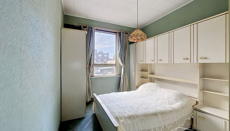 Te moderniseren charmante conforta-woning met 3 slaapkamers en tuin, gelegen aan de vernieuwde Lakborslei.
Via de inkomhal bereikt u de gezellige leefruimte met zitgedeelte en eetkamer. Aansluitend bevindt zich de gedeeltelijk ge&iuml;nstalleerde keuken, uitg