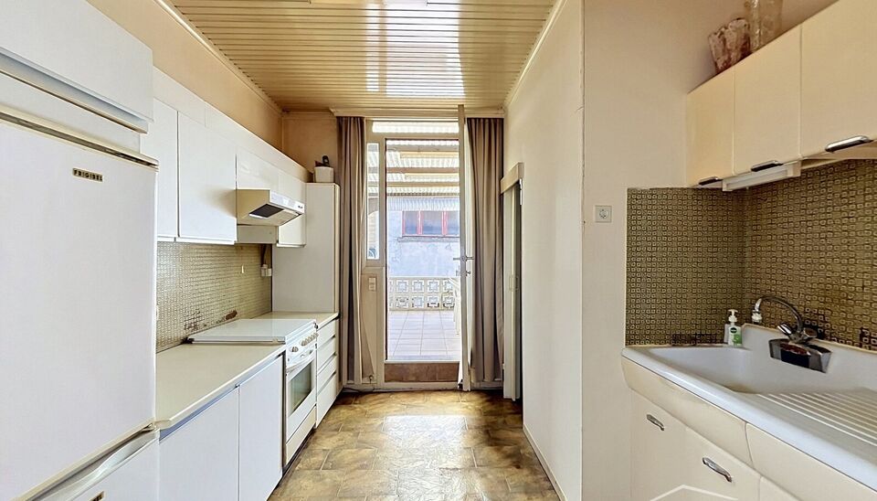 Te moderniseren charmante conforta-woning met 3 slaapkamers en tuin, gelegen aan de vernieuwde Lakborslei.
Via de inkomhal bereikt u de gezellige leefruimte met zitgedeelte en eetkamer. Aansluitend bevindt zich de gedeeltelijk ge&iuml;nstalleerde keuken, uitg