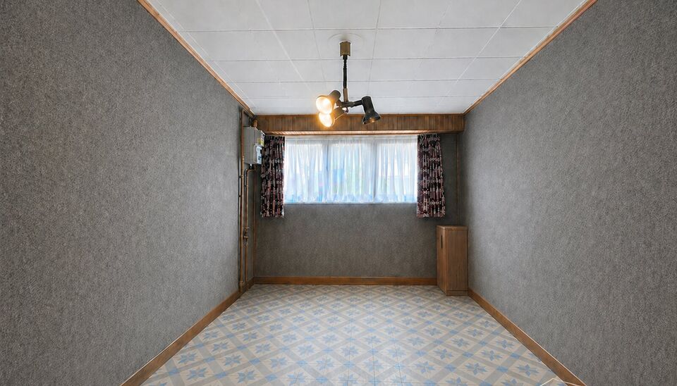Te moderniseren charmante conforta-woning met 3 slaapkamers en tuin, gelegen aan de vernieuwde Lakborslei.
Via de inkomhal bereikt u de gezellige leefruimte met zitgedeelte en eetkamer. Aansluitend bevindt zich de gedeeltelijk ge&iuml;nstalleerde keuken, uitg