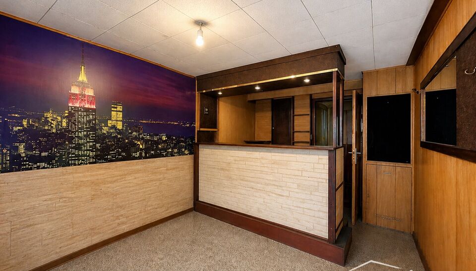 Te moderniseren charmante conforta-woning met 3 slaapkamers en tuin, gelegen aan de vernieuwde Lakborslei.
Via de inkomhal bereikt u de gezellige leefruimte met zitgedeelte en eetkamer. Aansluitend bevindt zich de gedeeltelijk ge&iuml;nstalleerde keuken, uitg