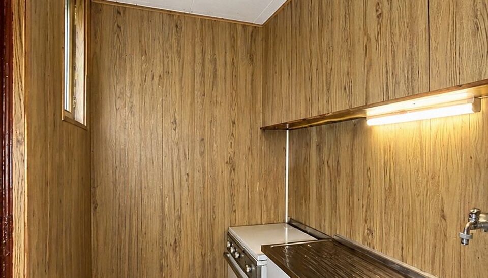 Te moderniseren charmante conforta-woning met 3 slaapkamers en tuin, gelegen aan de vernieuwde Lakborslei.
Via de inkomhal bereikt u de gezellige leefruimte met zitgedeelte en eetkamer. Aansluitend bevindt zich de gedeeltelijk ge&iuml;nstalleerde keuken, uitg