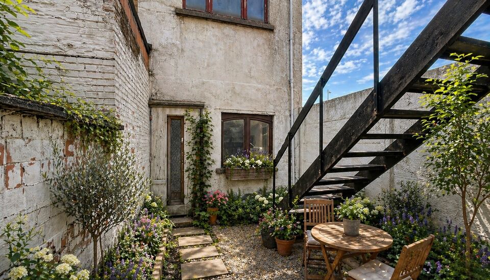 Te moderniseren charmante conforta-woning met 3 slaapkamers en tuin, gelegen aan de vernieuwde Lakborslei.
Via de inkomhal bereikt u de gezellige leefruimte met zitgedeelte en eetkamer. Aansluitend bevindt zich de gedeeltelijk ge&iuml;nstalleerde keuken, uitg